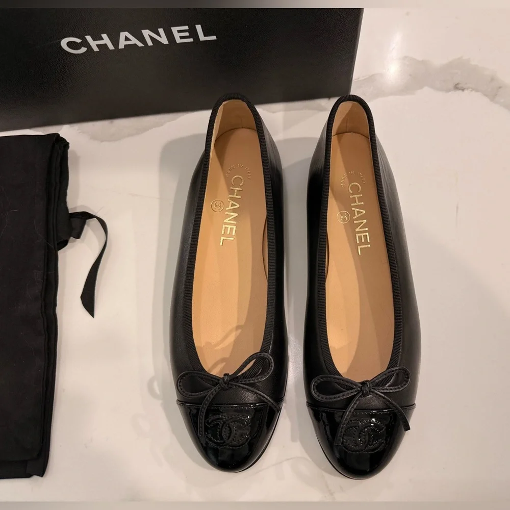 NWT Chanel - Ballerina in black Napa/patent leather, size 37 (US7). - Picture 5 of 7